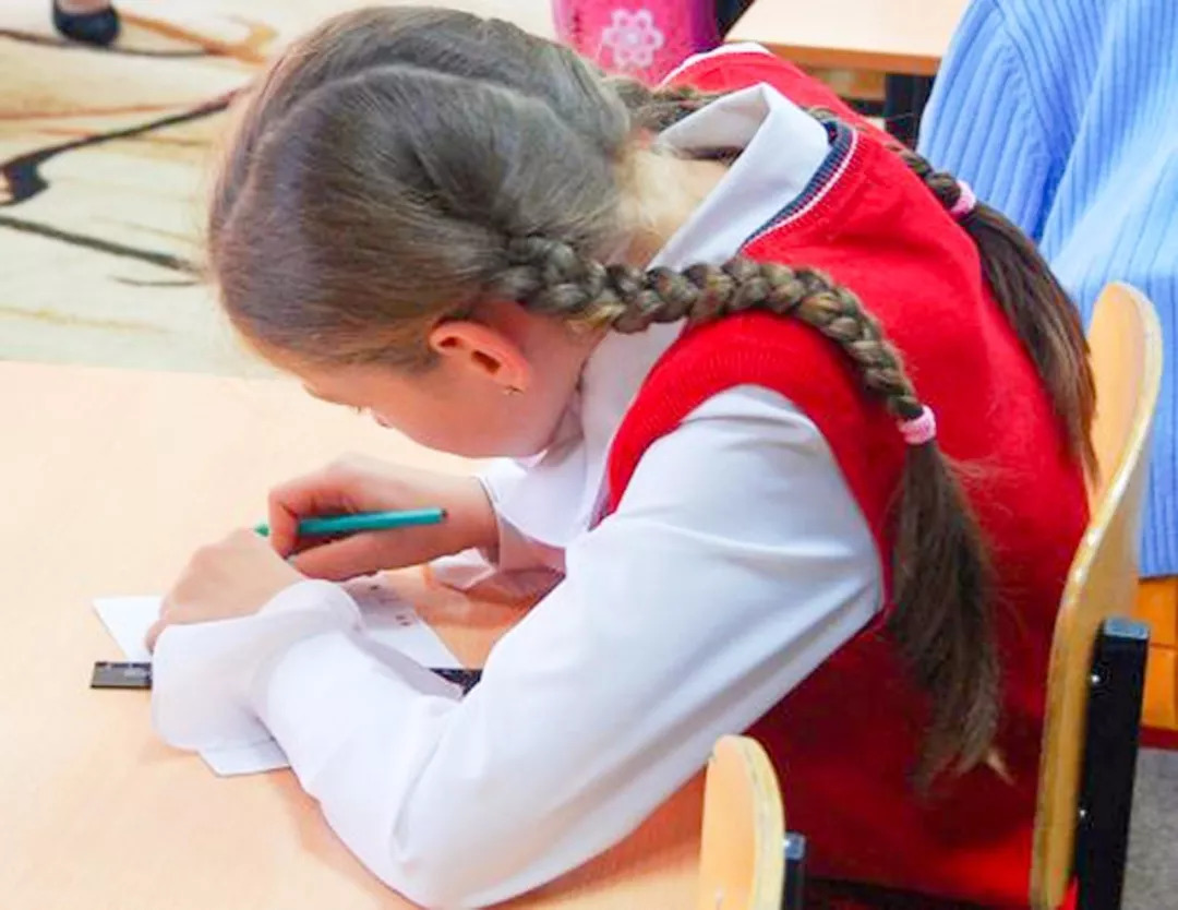 如何纠正孩子驼背的问题,孩子驼背应该怎么矫正