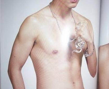 光屁溜摆姿势让人家随便拍照自己要承担过错责任！