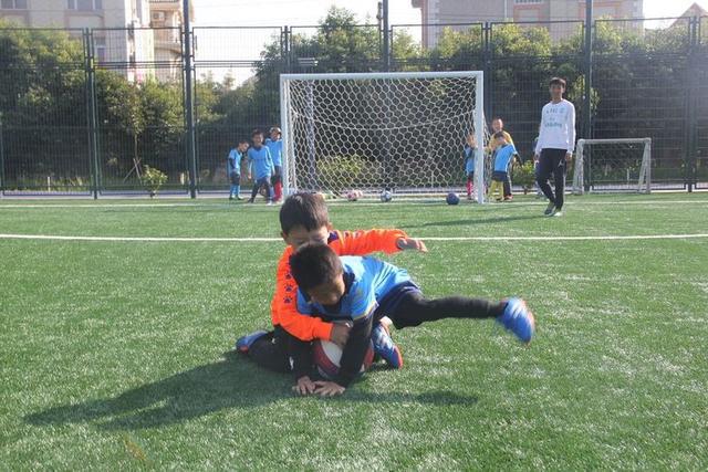 足球训练可以培训孩子的专注力吗,孩子12岁前如何练好足球基本功