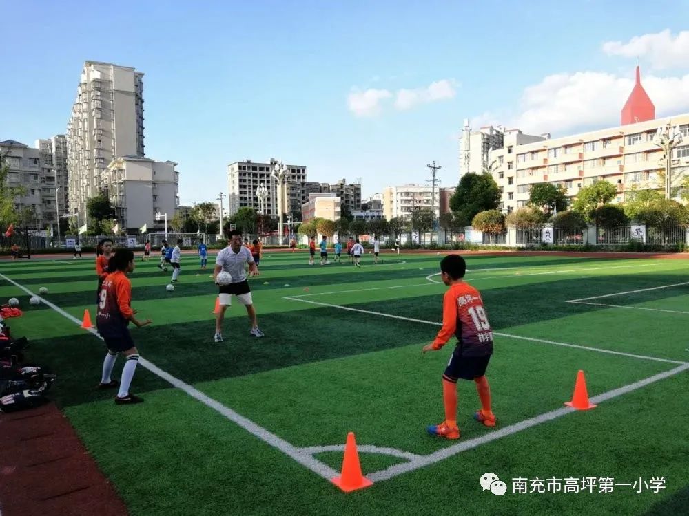 绿茵场上挥洒汗水享受足球的快乐,三亚足球小将在绿茵场上挥洒汗水