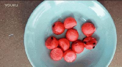 洗皱了的衣服不熨怎么弄平,把衣服熨皱了怎么办