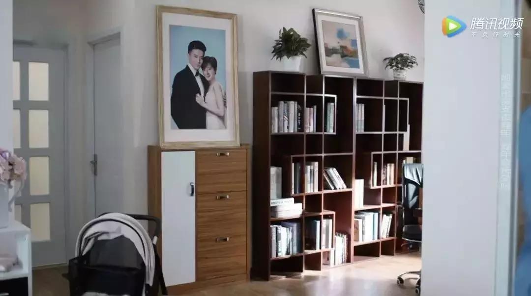 客厅里挂结婚照好不好,结婚照挂在客厅的沙发上面好吗