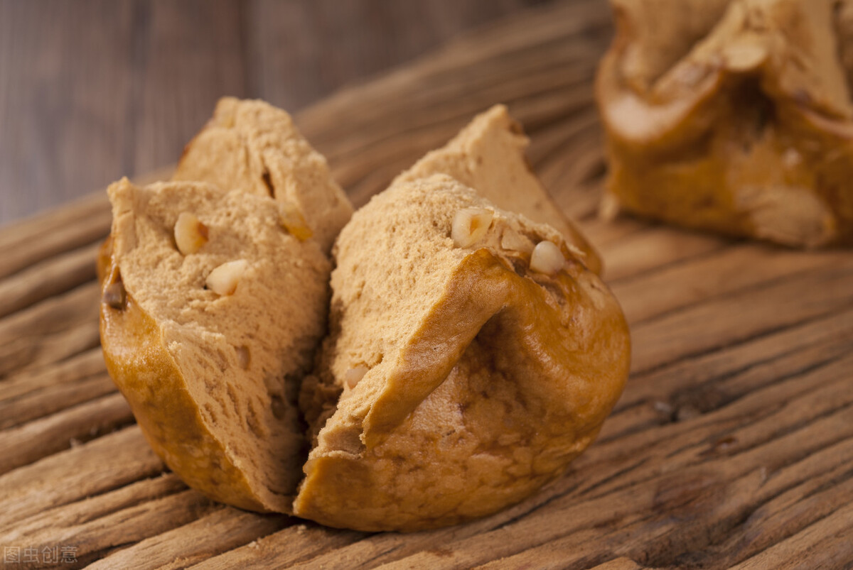 60岁阿姨被缝线针戳破膝盖,引发感染,住院治疗1个月