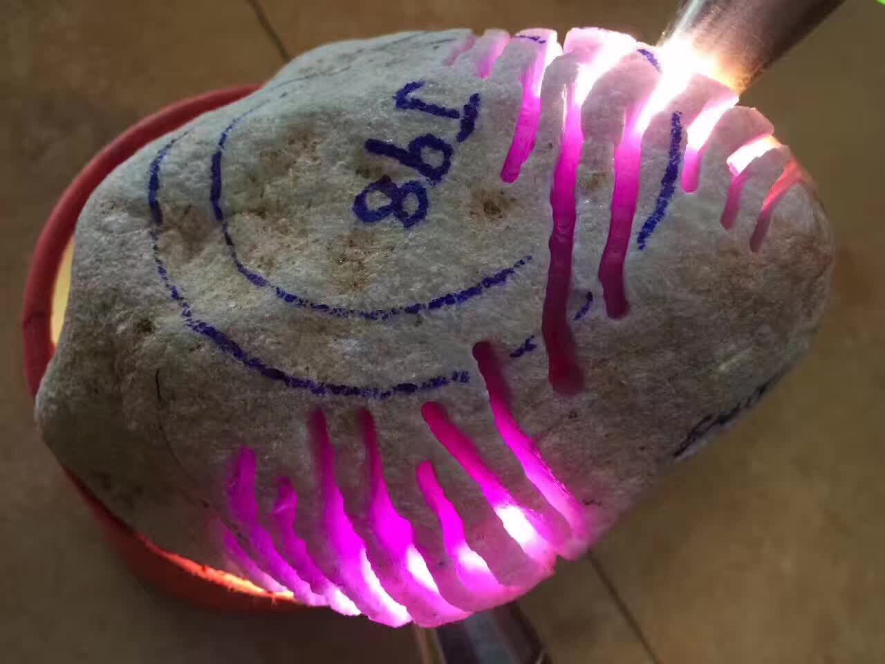 在直播间购买翡翠原石靠谱吗？下单买的是假的怎么办？