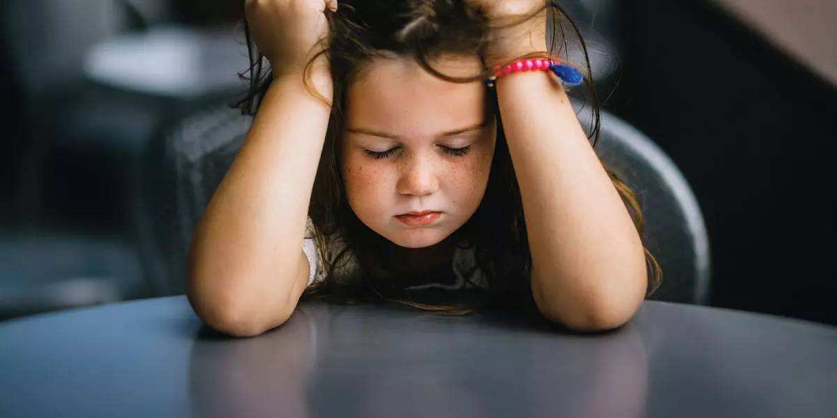 打完孩子后悔怎么哄孩子,为什么打完小孩会很自责