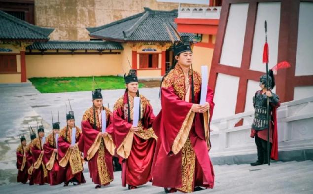 古代裙摆和衣服拖地,古代人穿长裙怎么不弄脏