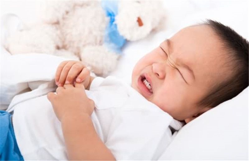 新生儿宝宝肚子胀气哭闹怎么办,新生儿胀气哭闹一招解决