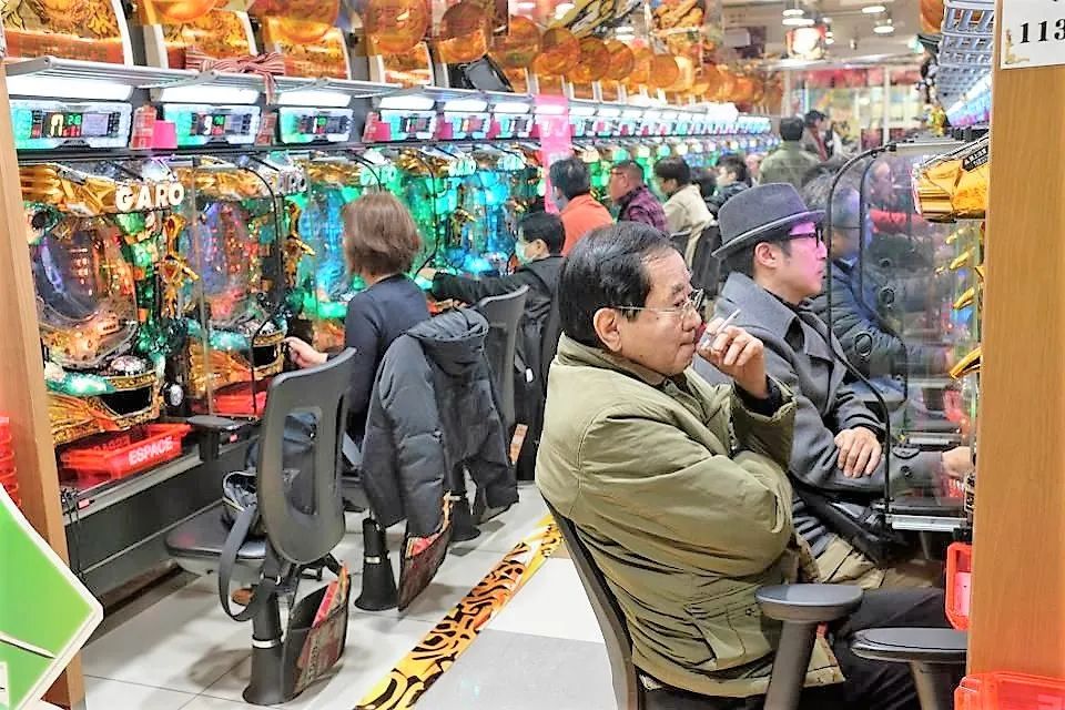 除了麻将，日本人还沉迷于这个赌博设备，一年花费过万亿元