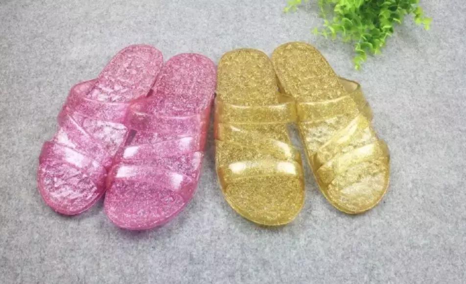 花5000块买了双香奈儿拖鞋，妈妈问我是不是9块9包邮......