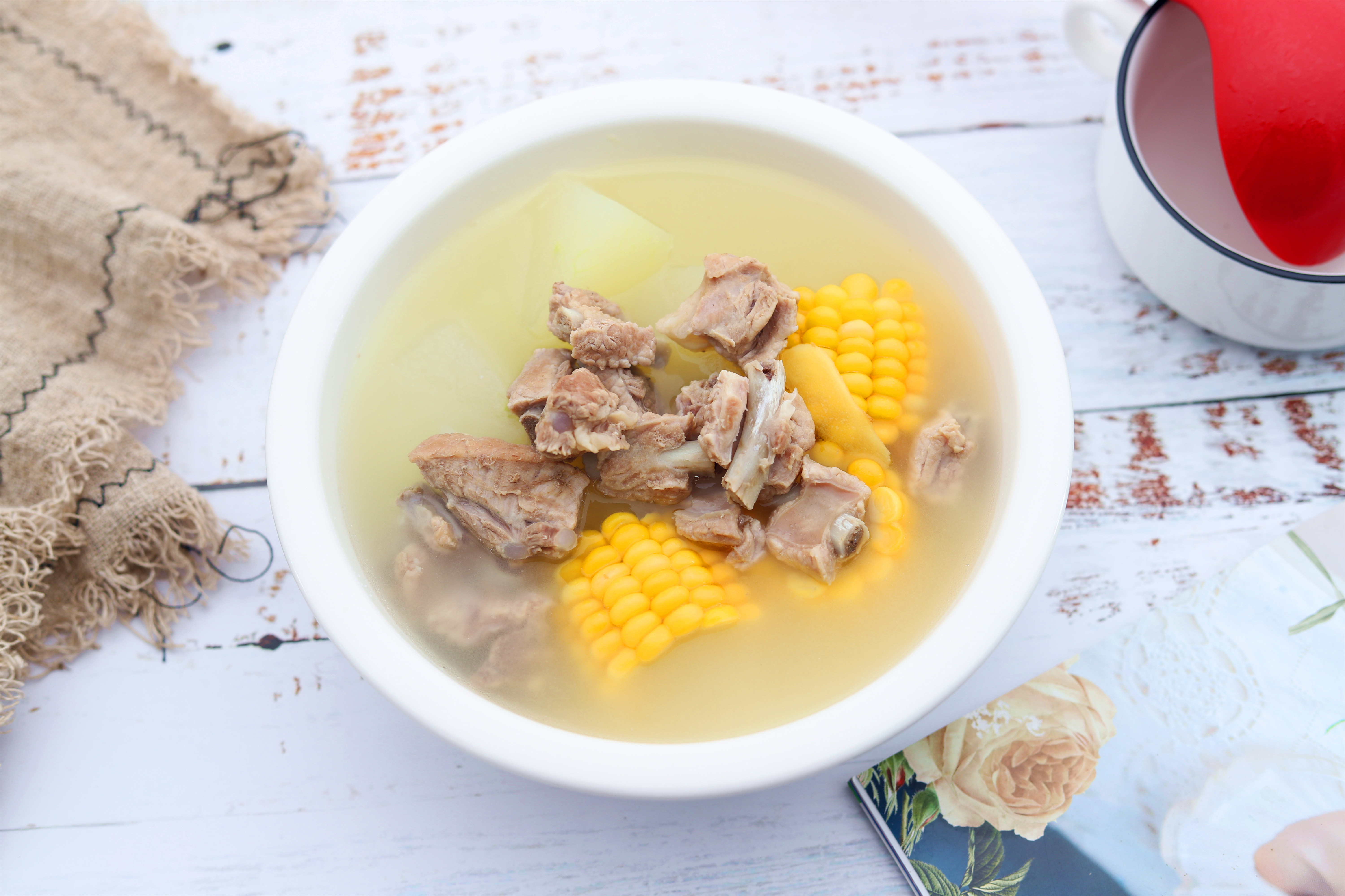 排骨汤怎么做不腥又好喝,胡萝卜玉米排骨汤怎么做才不会腥