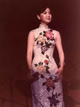 成龙献花邓丽君视频,邓丽君写给成龙的歌