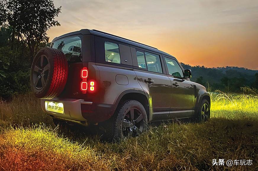 路虎全新卫士预告图,全新一代路虎卫士越野性