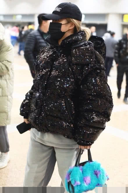 王菊穿高级感衣服,王菊白色运动裤