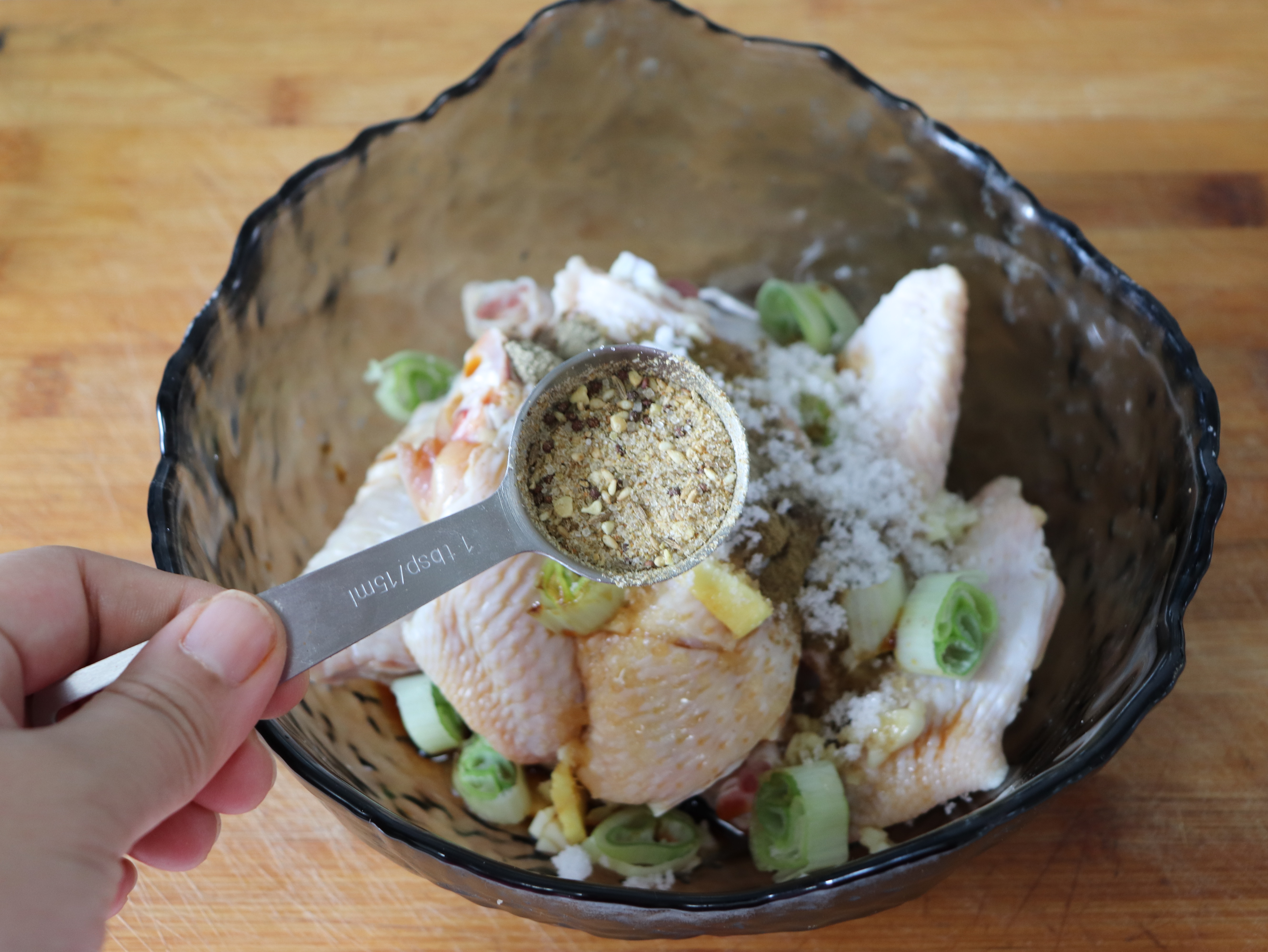 薯片烤鸡翅做法,脆脆的薯片鸡翅