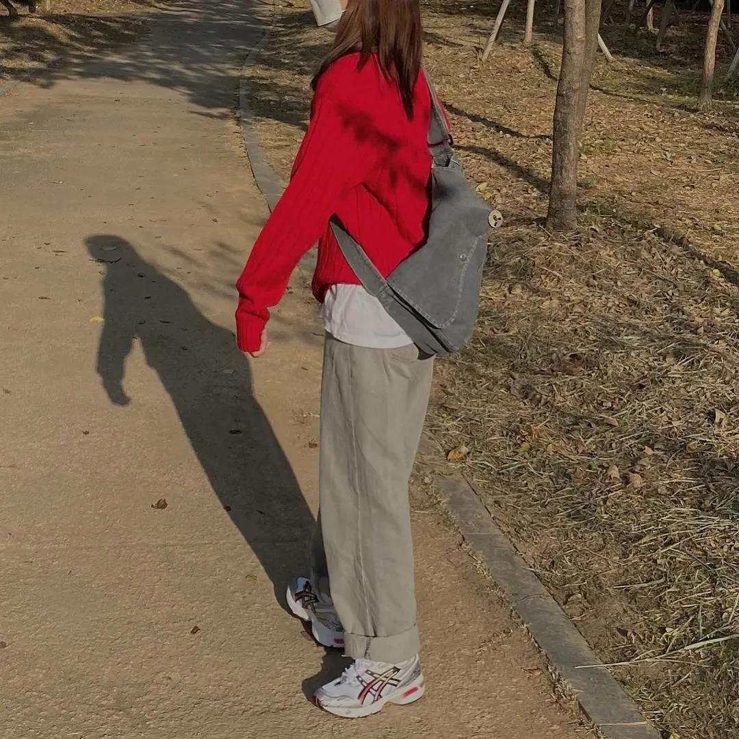 为什么韩国人总能把丑鞋穿成爆款，拍照技巧发色妆容，配饰少不了