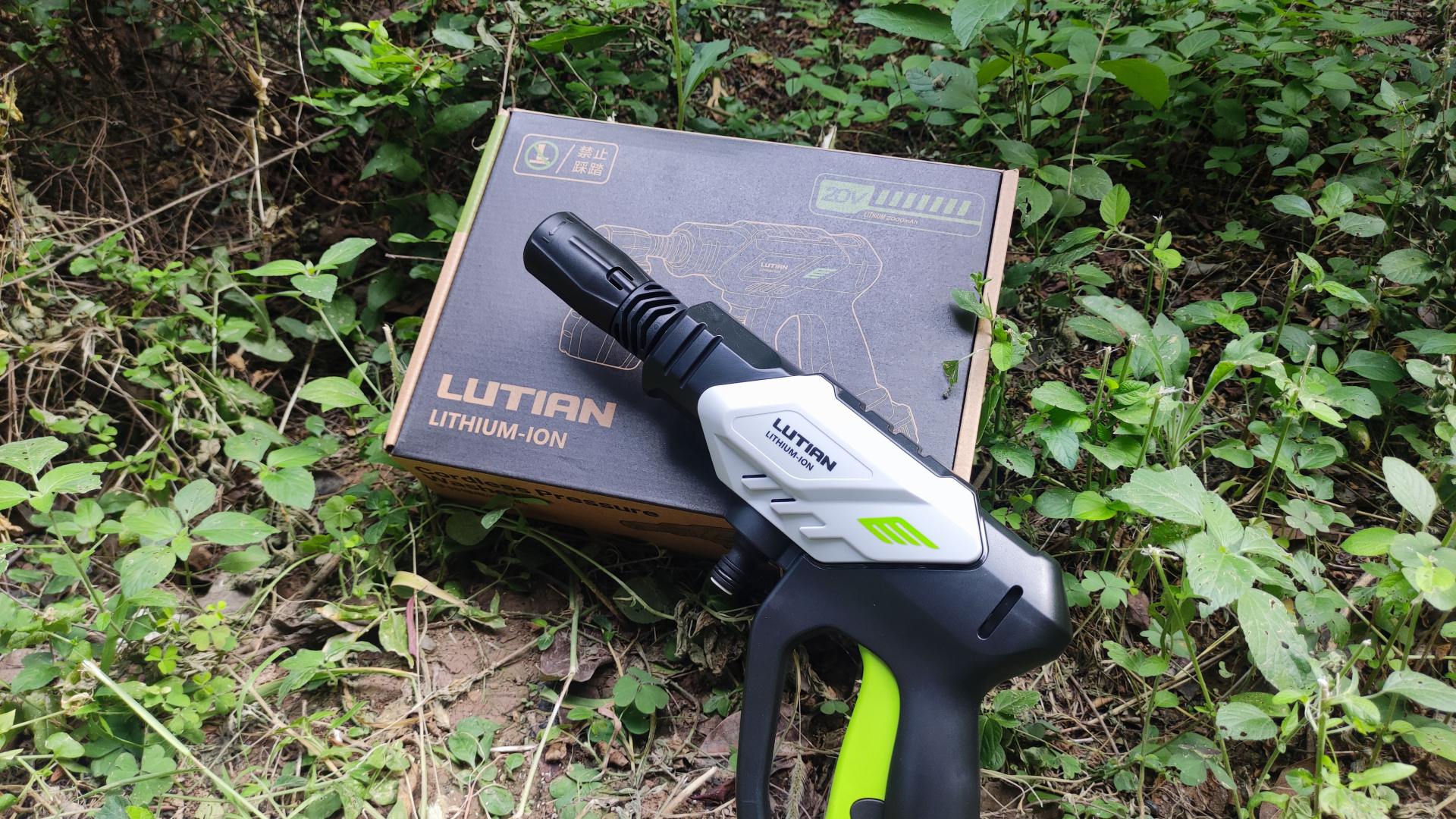 洗车水枪家用体验,绿田锂电高压水枪洗车神器评测