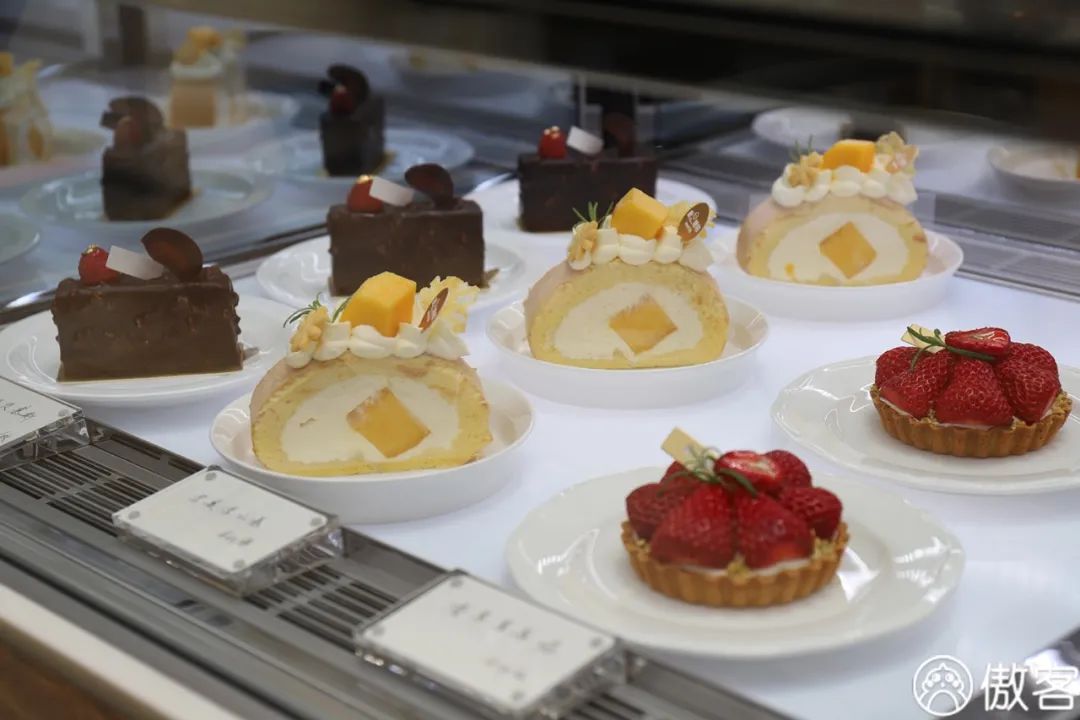 吃完了火遍全网的500㎡甜品店，我们一句话也“骂”不出来