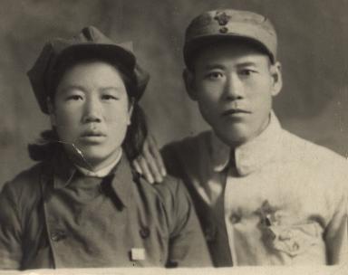 一开国将领逝世后，妻子却对两个孩子说：他不是你们的亲生父亲