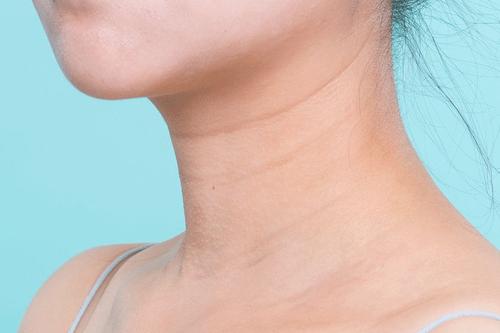 颈纹怎么消除显老,用什么方法去颈纹30年的颈纹最好