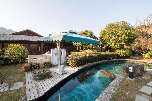 冷冷冬日泡着暖暖的温泉,阴冷潮湿的天气里泡个温泉