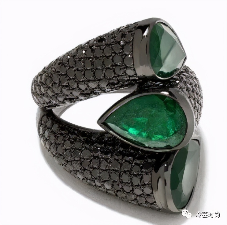 项链的活动扣佩戴方法,项链的佩戴要讲究八大搭配技巧