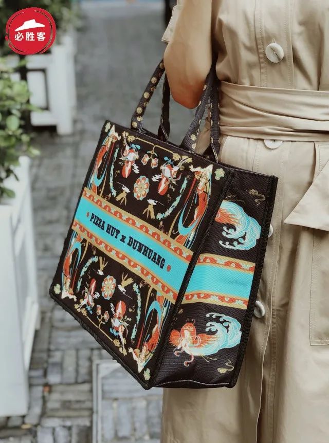 卡姿兰x必胜客的“下午茶”主题彩妆包装，梦回爱丽丝