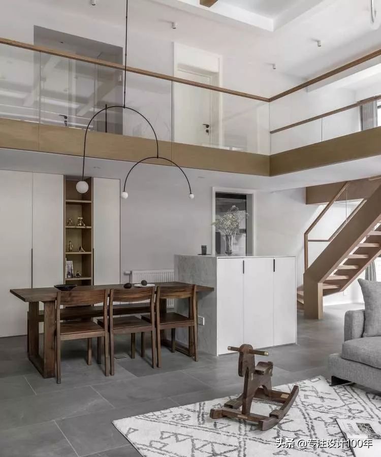 大面积落地窗，绿色肆意增长的家