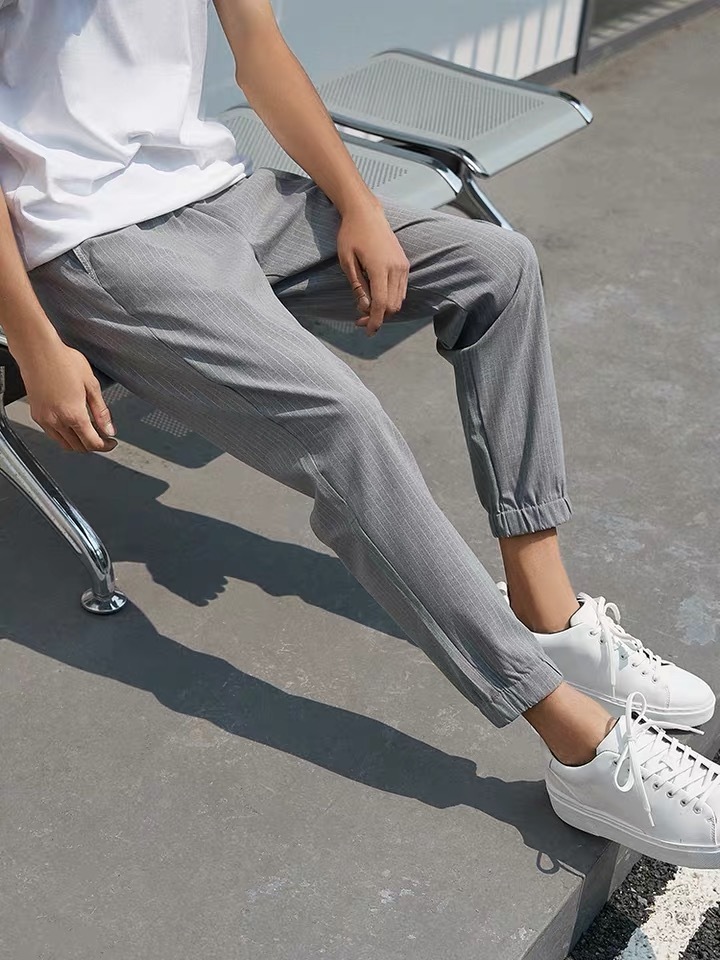 还在穿阔腿裤的你可能不知道，时髦精都悄悄穿起了束脚裤和背带裤