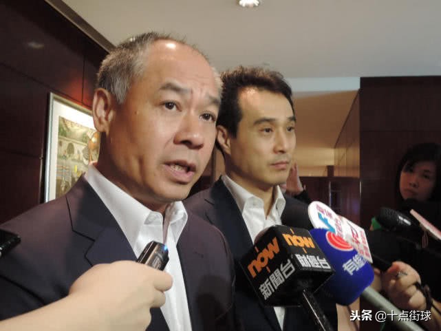 李宁现状：儿子帅气女儿可爱，化身“潮叔”与90后消费者互动卖萌