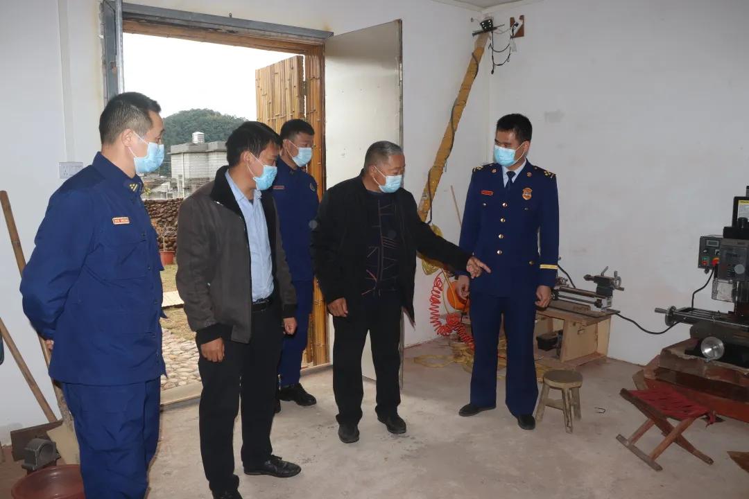 阿木爷爷消防员,阿木爷爷参观消防队