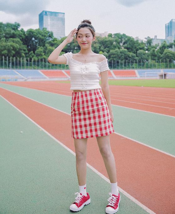 露肩衣服怎么穿不露肩带,露肩上衣怎么穿肩带不上滑