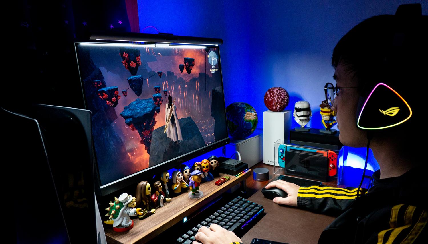 游戏宅的电脑桌面,游戏头戴式耳机rog棱镜s