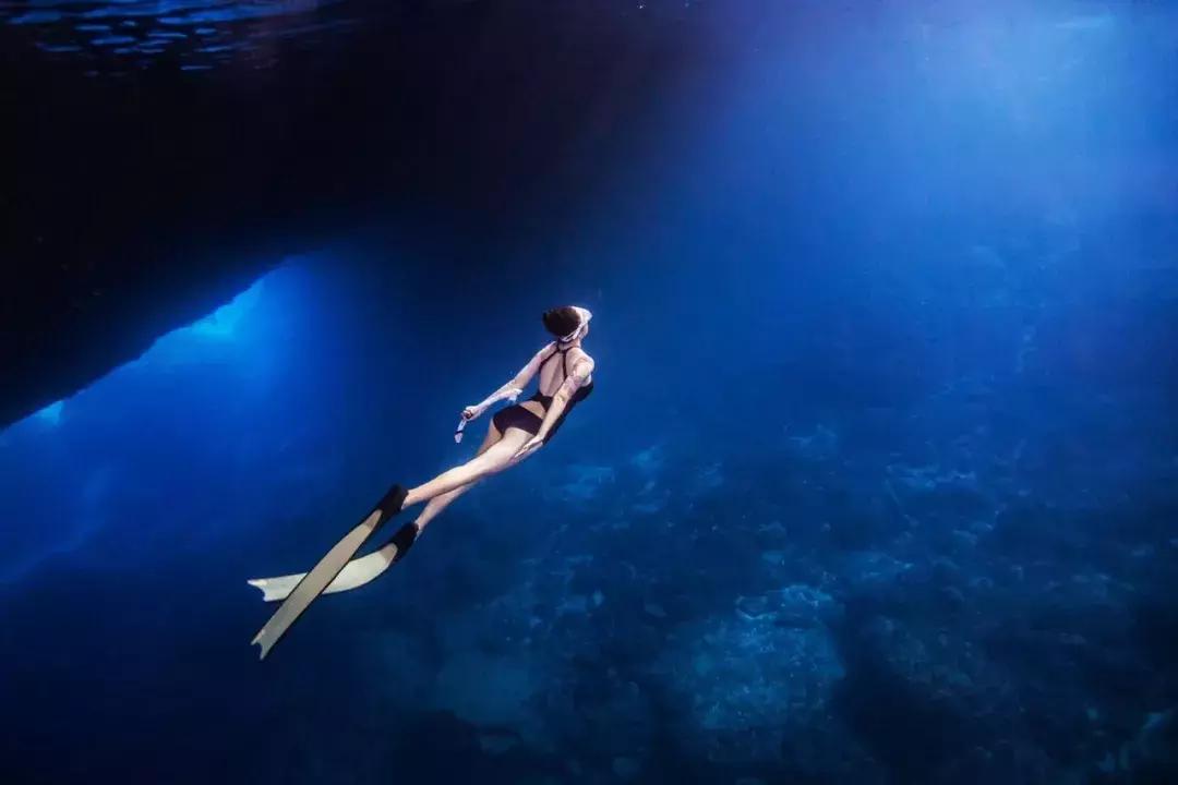 比黑丝妞还让人无法抵抗的，是这些穿球鞋的漂亮妹妹...