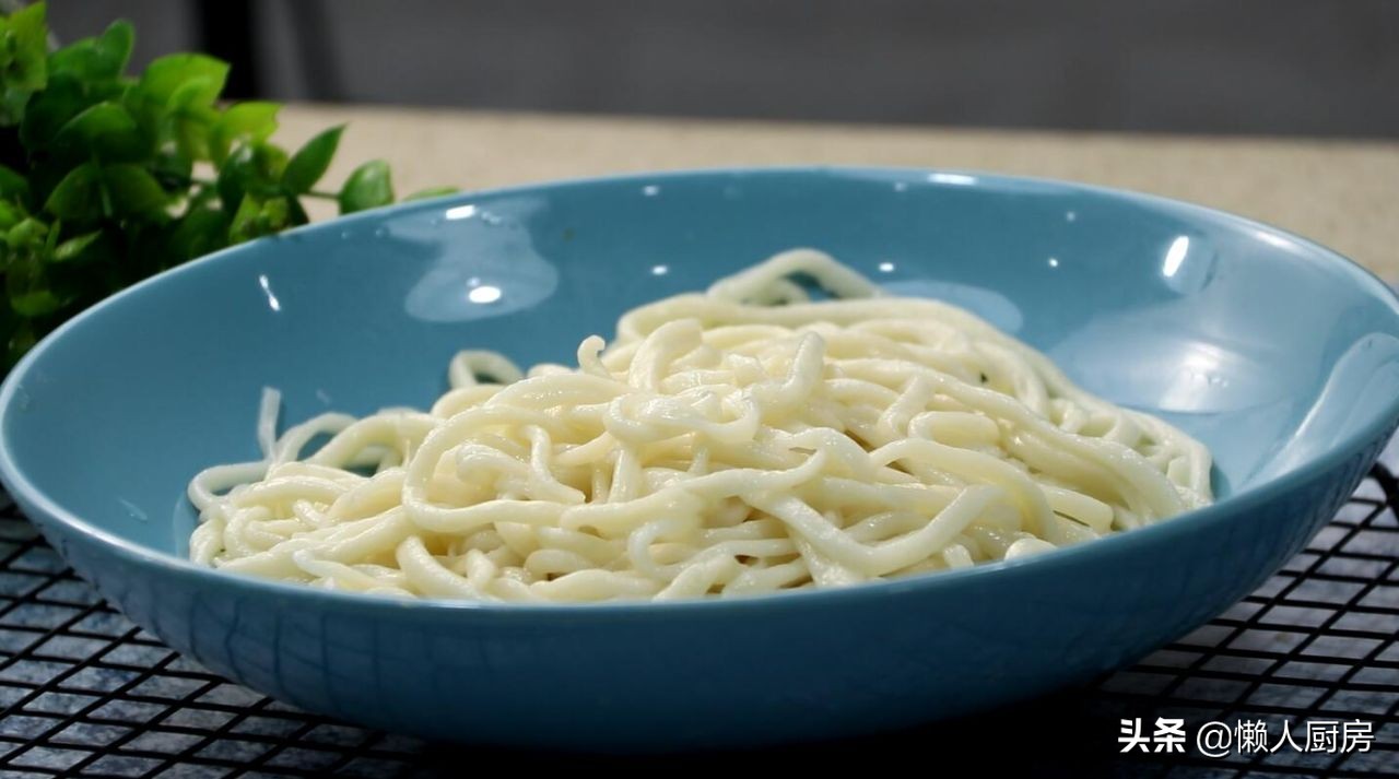 1斤面粉1个鸡蛋教你在家自制拉面,普通面粉拉面的做法全过程