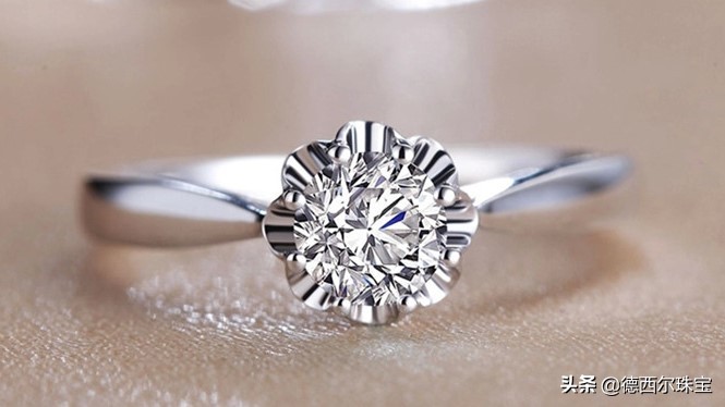 已婚女人戴戒指戴左手还是戴右手,男生戴戒指一般是戴左手还是右手