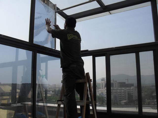 头次见邻居家不再挂窗帘了，竟然贴层窗户膜，看完我也回家学