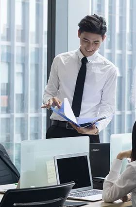 战胜病魔与灾难,与病魔抗争不止