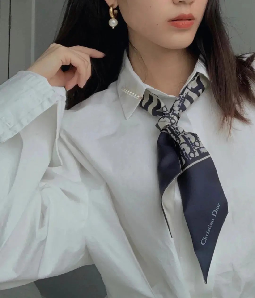 丝巾有什么时髦的使用方法,夏天系丝巾怎样发朋友圈