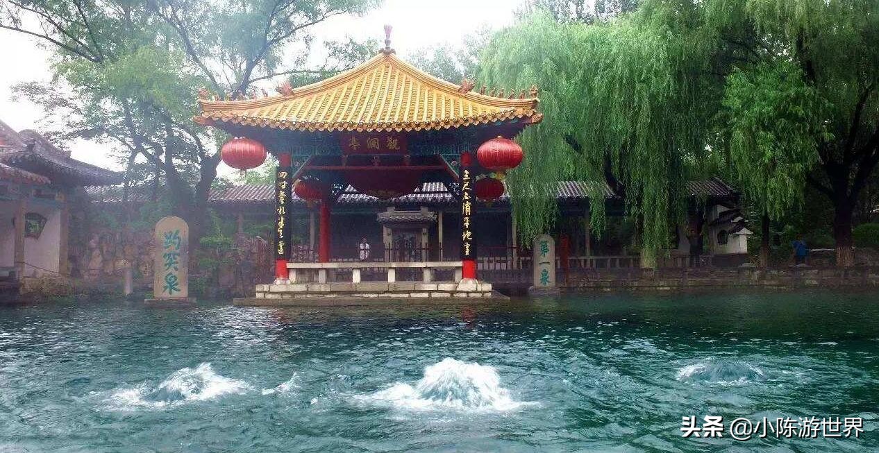 挖机大妈向趵突泉吐水,大妈向趵突泉吐水西安游客