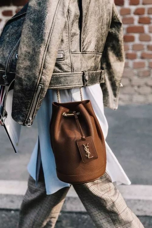 会背水桶包的人,会背奢侈品包包