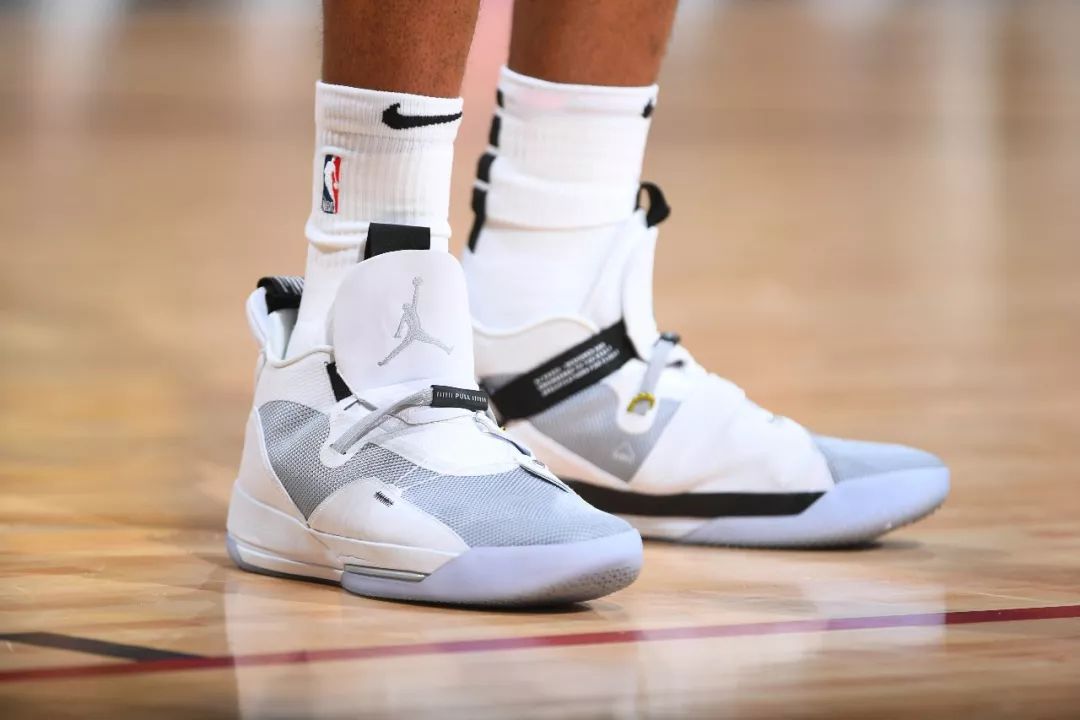 “手套”经典战靴再现赛场，公牛内线支柱上脚LBJ8中国红