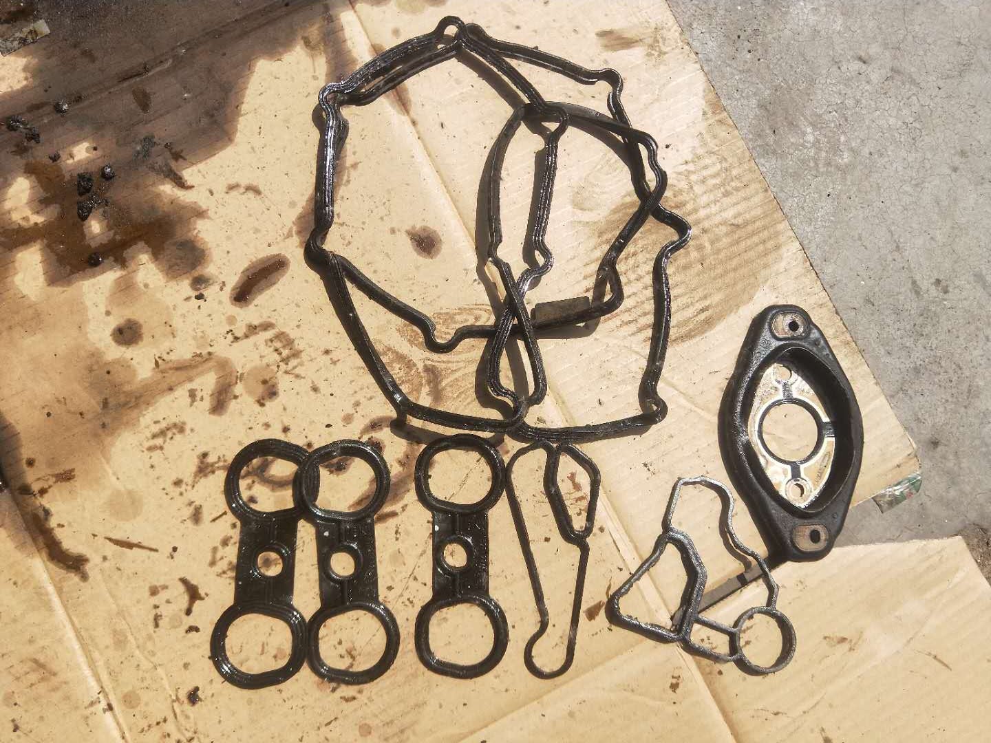 2010款宝马523发动机漏油,宝马523li发动机维修翻新