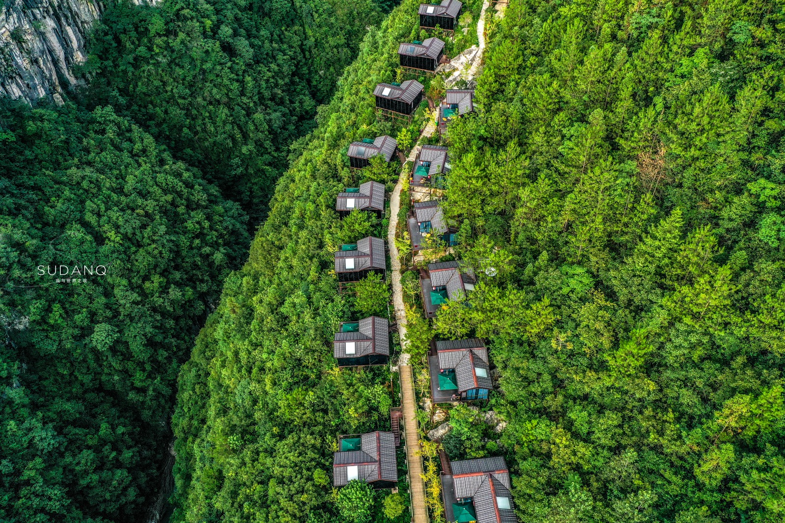 湖北恩施悬崖木屋,恩施最险的挂壁民宿