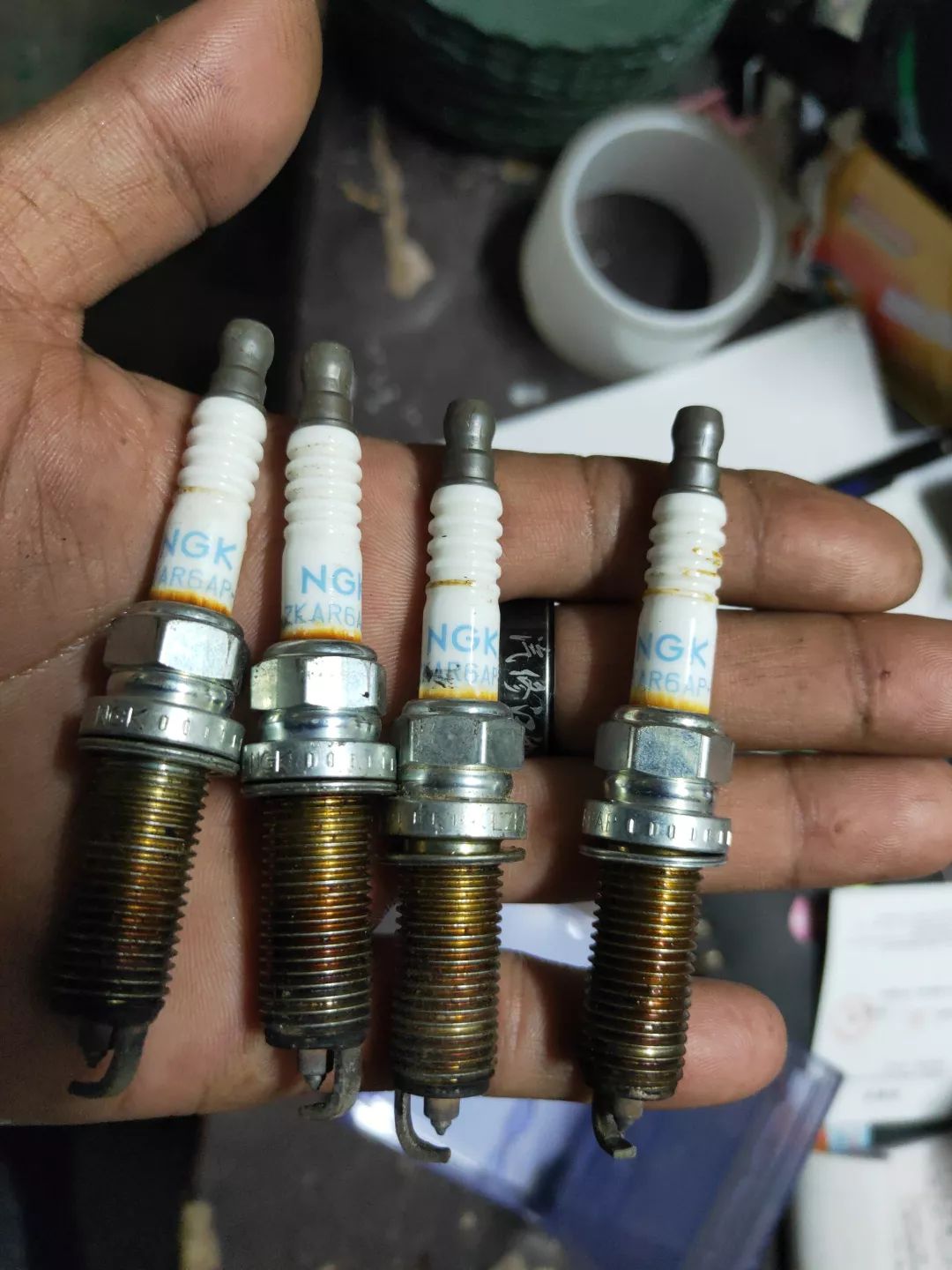 尼桑骐达1.6t更换铱铂金火花塞,日产阳光2011款换火花塞