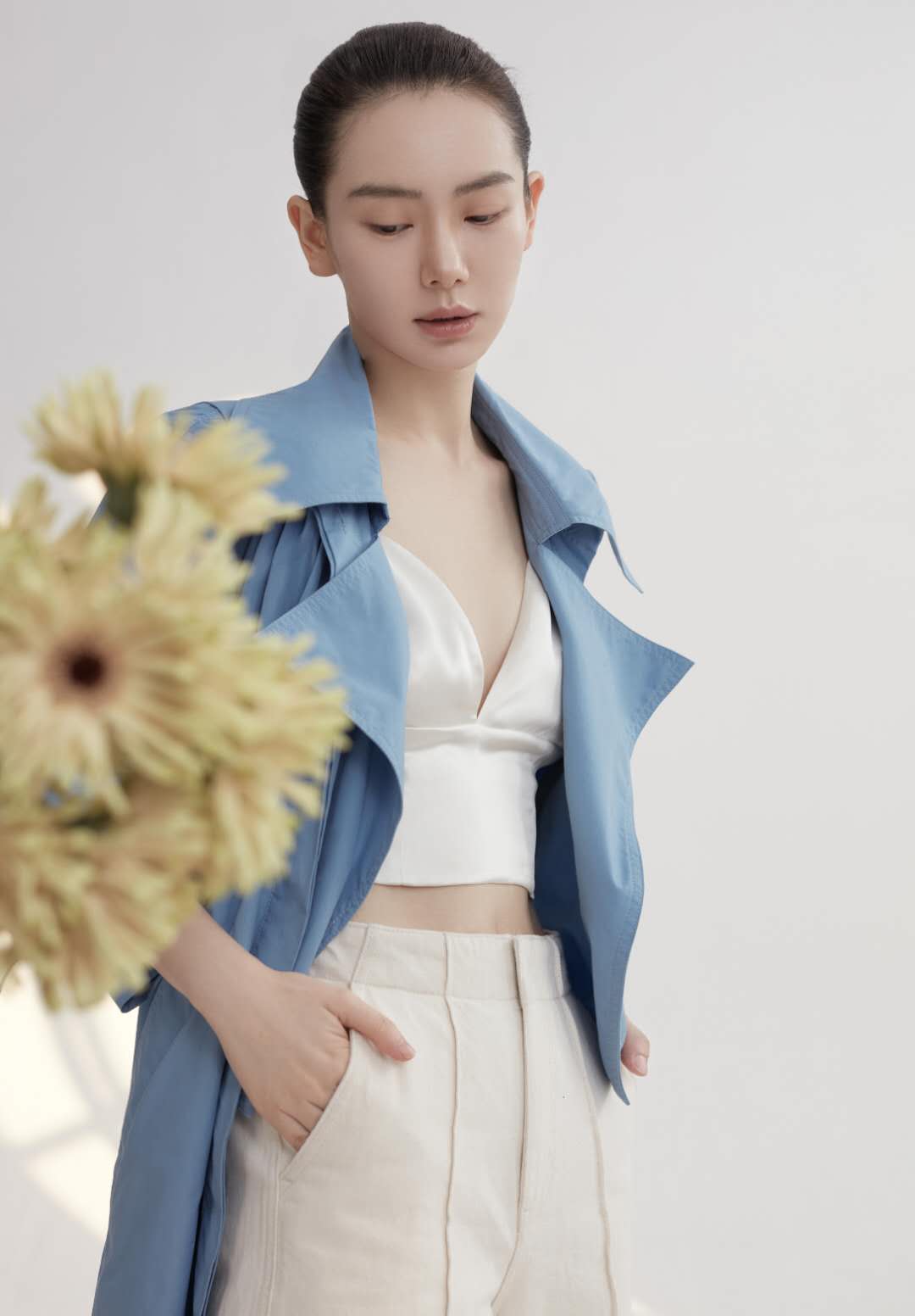 戚薇真敢把自己秀出来，穿大裤衩配西装，不看身材还以为是男的