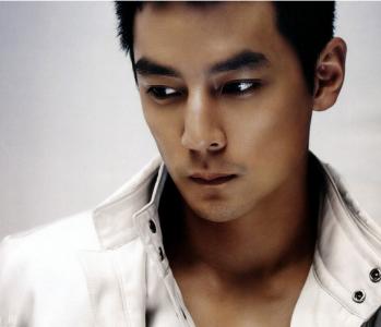 帅气小伙脚臭,25岁男人脚臭