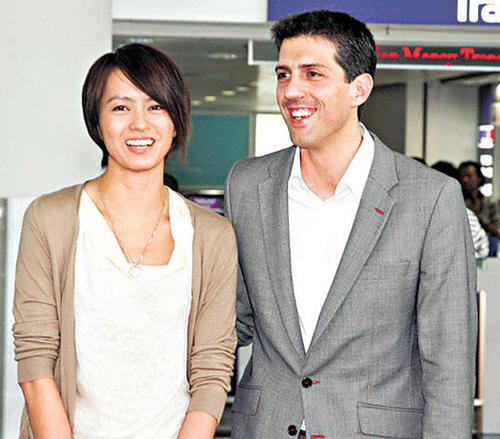 她35岁嫁外籍男友，今混血女儿罕见爆照，超高颜值过分漂亮