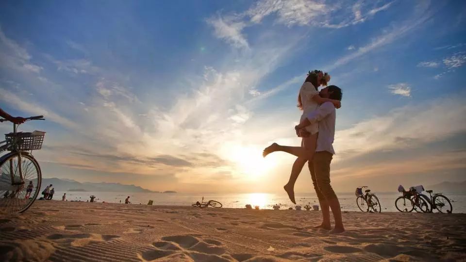 其实是时间抵挡不住人心的善变,时间抵挡不过现在的善变