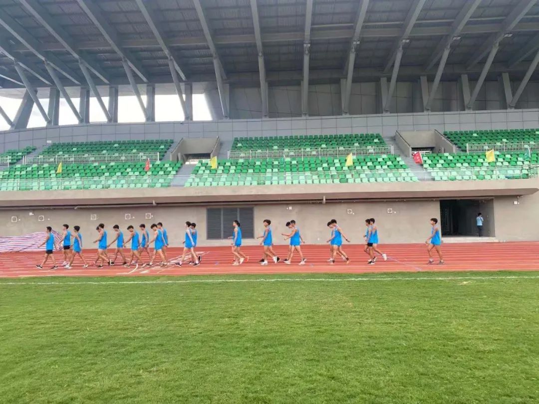 在足球场上感受到快乐,在人民广场上踢球