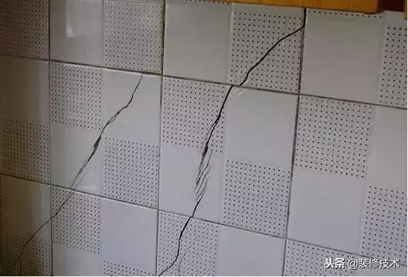 瓷砖开裂小细纹什么原因,房子墙面瓷砖开裂怎么办